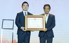 Hot Vietnamese football news today 9/6: Hanoi FC awarded Second-Class Labor Medal, U19 Vietnam anxiously awaits semifinal berth