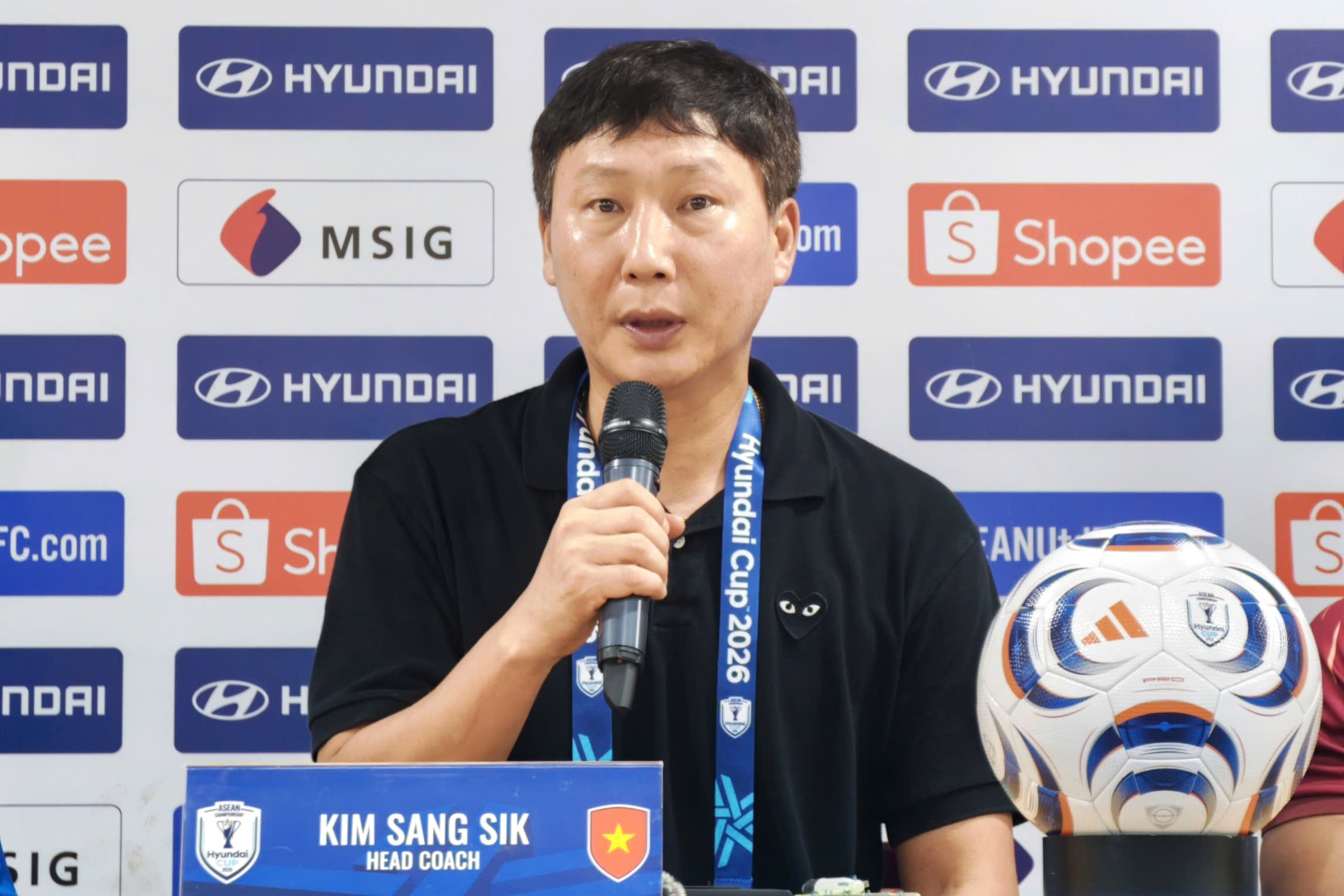 Tin nóng bóng đá Việt hôm nay 21/8: HLV Kim Sang Sik họp báo; CĐV Việt Nam tại Thái Lan mua hết vé chung kết lượt đi - Ảnh 1.