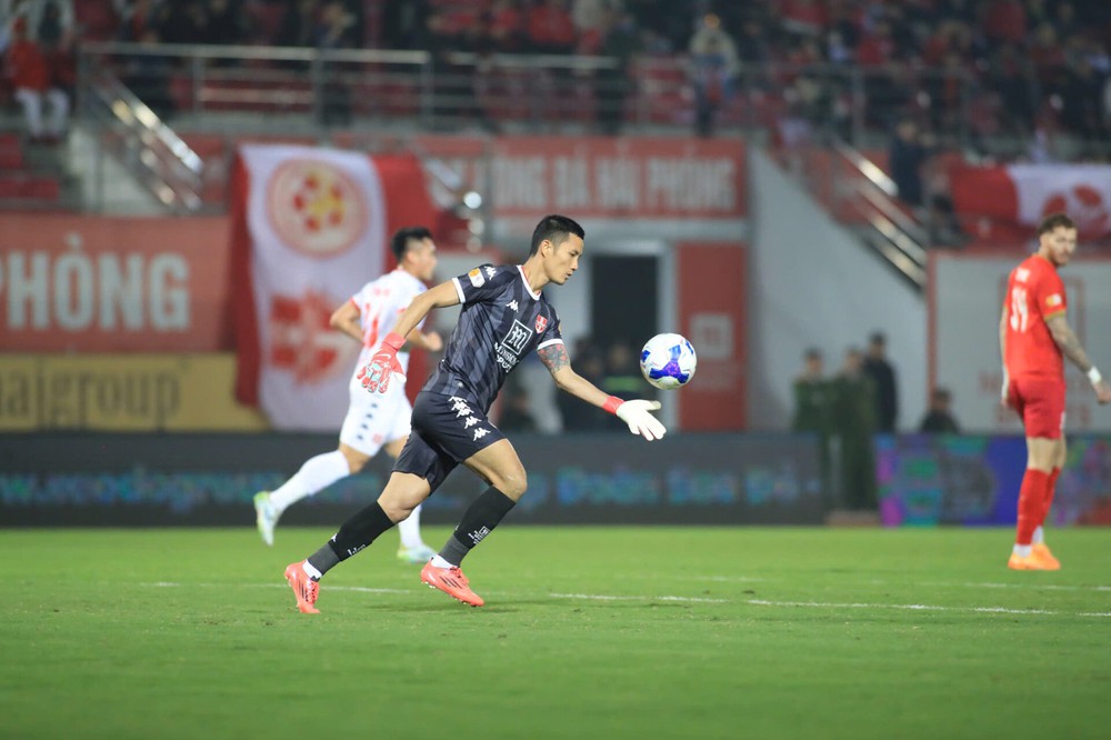 CĐV Hải Phòng hô vang tên Đình Triệu, Hà Nội FC "tự bắn vào chân" mình - Ảnh 1.