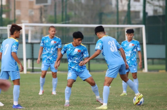 Identify the first 9 players called up to the Vietnam national team