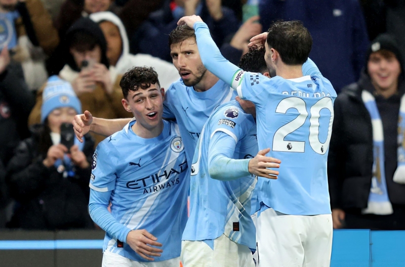 Sunderland defeated, Man City 'breathes down' Arsenal's neck