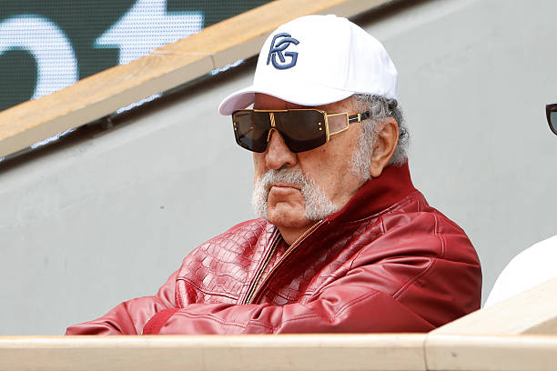 Cựu tay vợt Romania Ion Tiriac, từng đạt thứ hạng cao nhất là 14 thế giới và vô địch đôi nam Roland Garros 1970 là người giàu nhất trong thế giới quần vợt với tổng giá trị tài sản ước tính là 2,3 tỷ USD Cựu tay vợt Romania Ion Tiriac, từng đạt thứ hạng cao nhất là 14 thế giới và vô địch đôi nam Roland Garros 1970 là người giàu nhất trong thế giới quần vợt với tổng giá trị tài sản ước tính là 2,3 tỷ USD