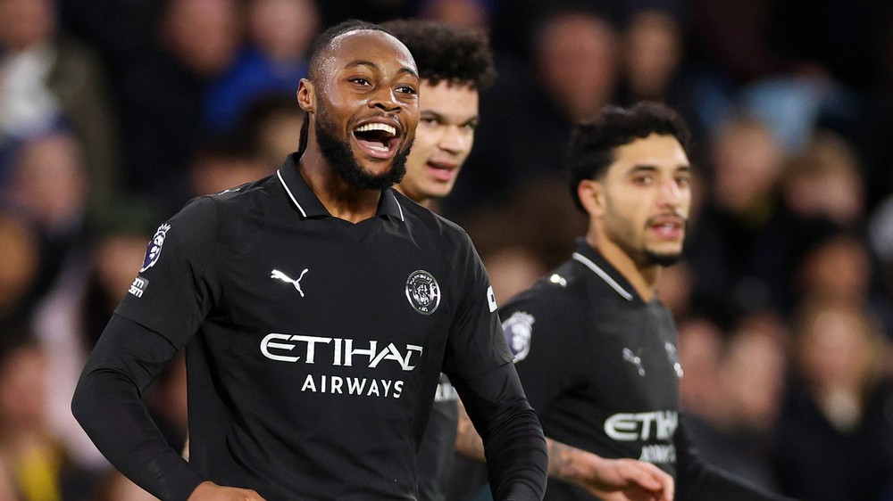 Thắng tối thiểu Leeds, Man City gây áp lực lên ngôi đầu của Arsenal - Ảnh 1.