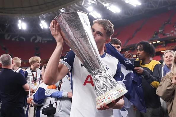 Huyền thoại MU khó hiểu khi đội nhà bỏ lỡ 'siêu trung vệ' Hà Lan