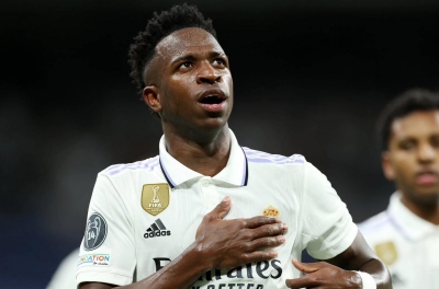 Hot football news lunchtime 7/8: MU tightens salary cap, Vini secures future