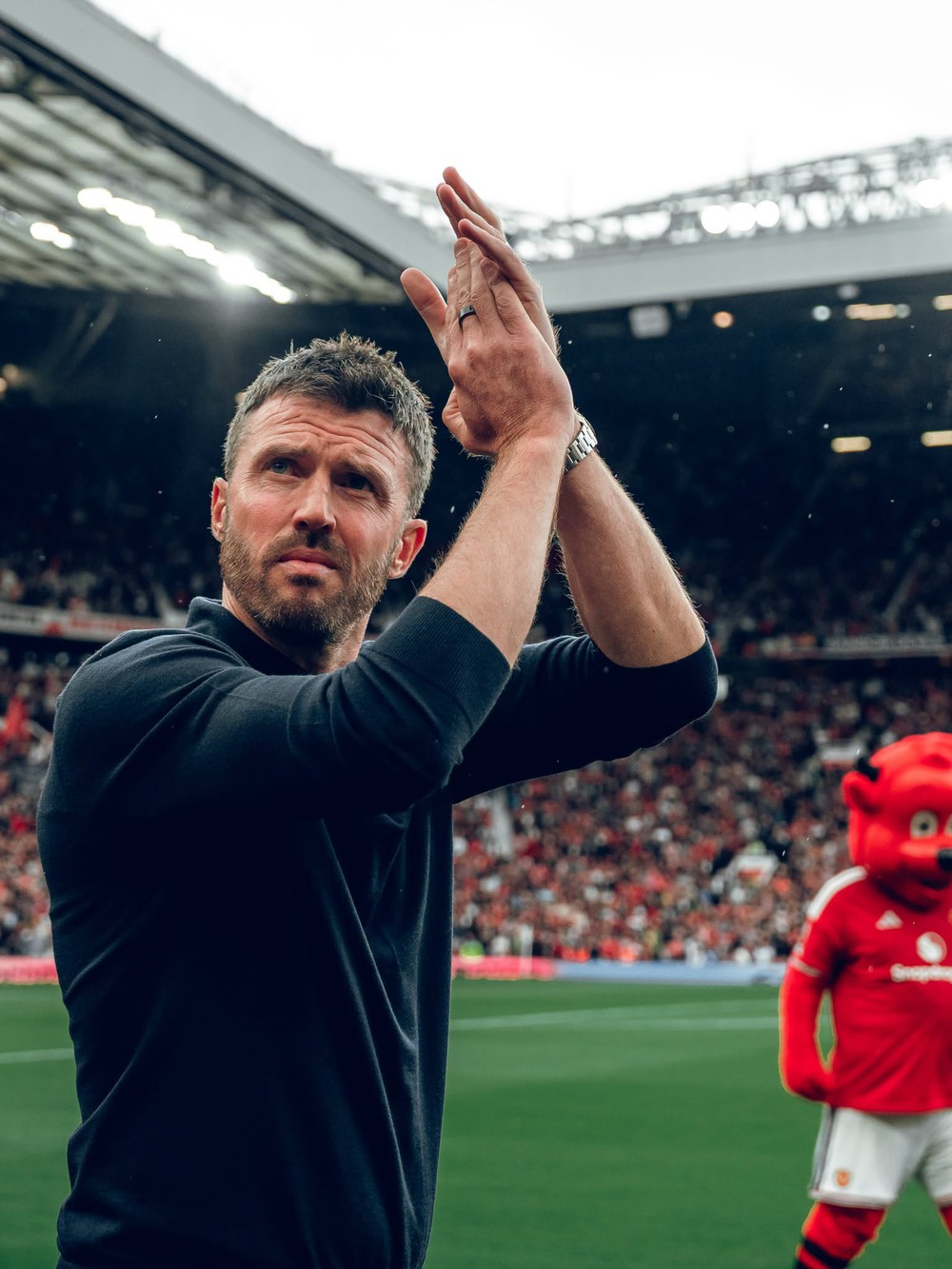 Từ người mang đến luồng sinh khí mới cho Old Trafford, Michael Carrick đang đối mặt với cuộc khủng hoảng vượt xa phạm vi chuyên môn. Ảnh: CLB MU