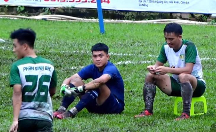 Vietnamese player brings a chair onto the field to protest against the referee