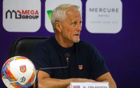 HLV Jorn Andersen introduces himself to the Myanmar national team: 'I will help Myanmar players improve'
