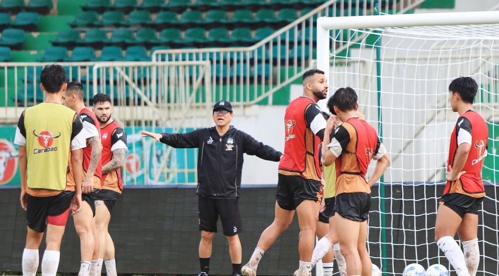 Bầu Đức "bật đèn xanh" cho ông Vũ Tiến Thành, HAGL không dễ đua trụ hạng - Ảnh 1.