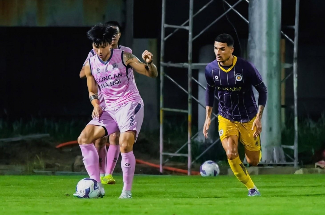Hà Nội triumphs 6-1 over CAHN on coach Harry Kewell's debut