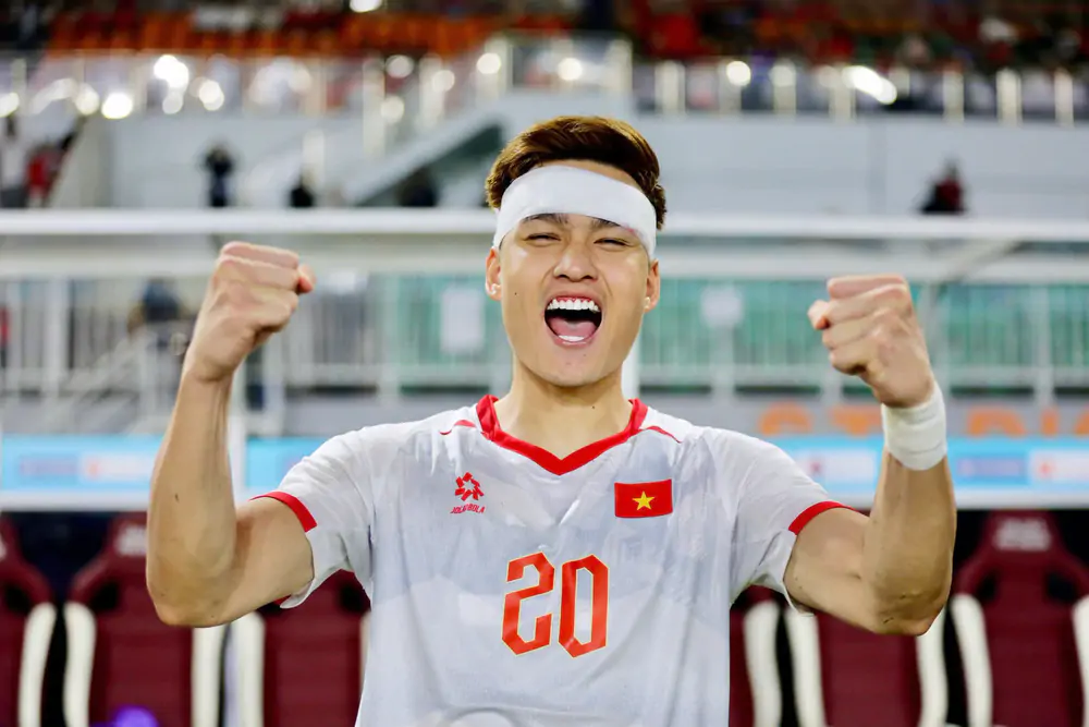 Trung vệ Bùi Hoàng Việt Anh đã được xử lý vết thương - Ảnh 1. Trung vệ Bùi Hoàng Việt Anh đã được xử lý vết thương - Ảnh 1.