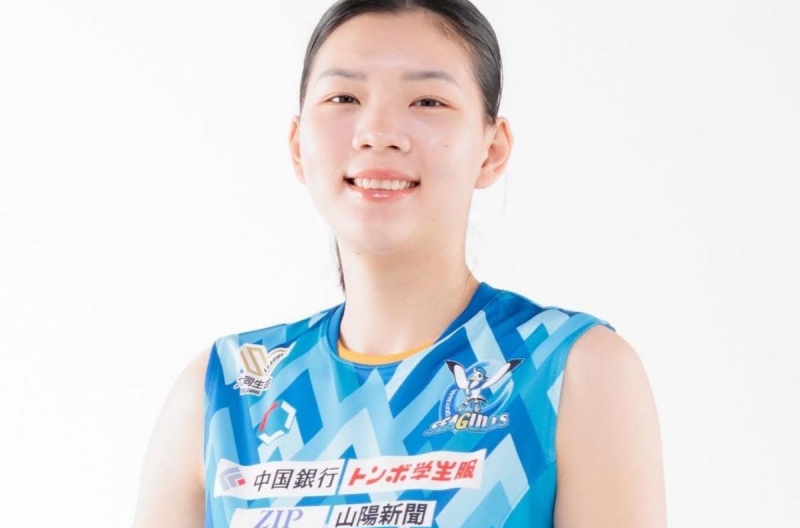 Bích Thủy and her teammates narrowly lost to the second-tier women's volleyball team in Japan.