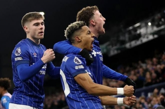 Premier League club signs the tallest 'giant' in the history of the league