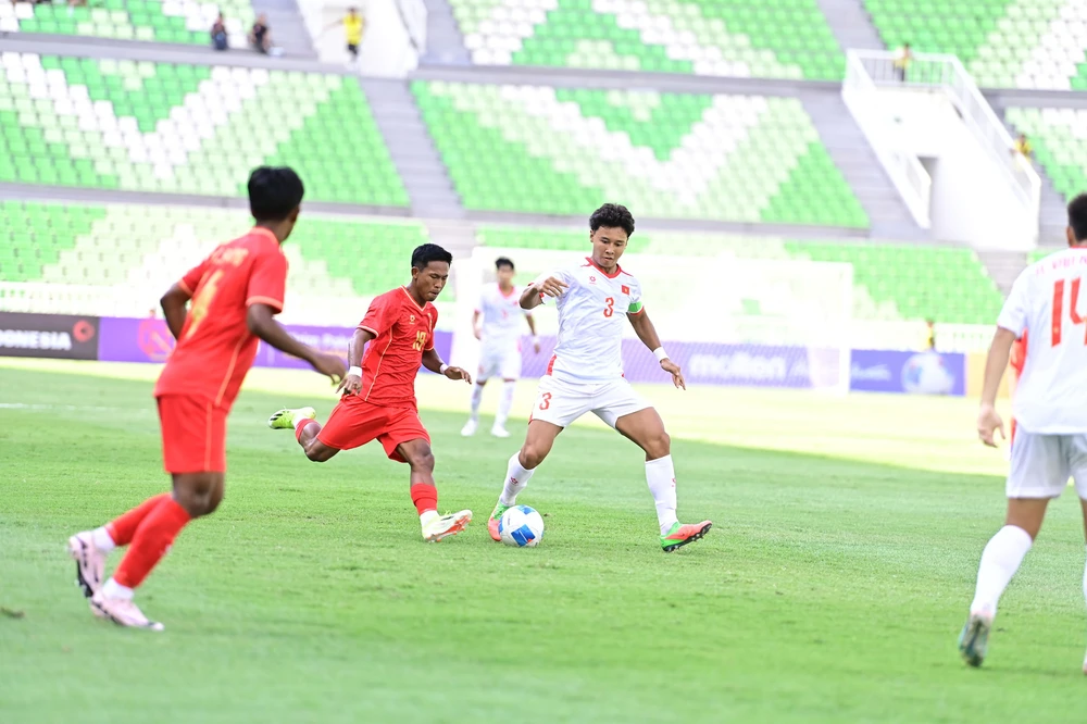 Kịch tính cuộc đối đầu giữa U19 Việt Nam và U19 Indonesia - Ảnh 1.