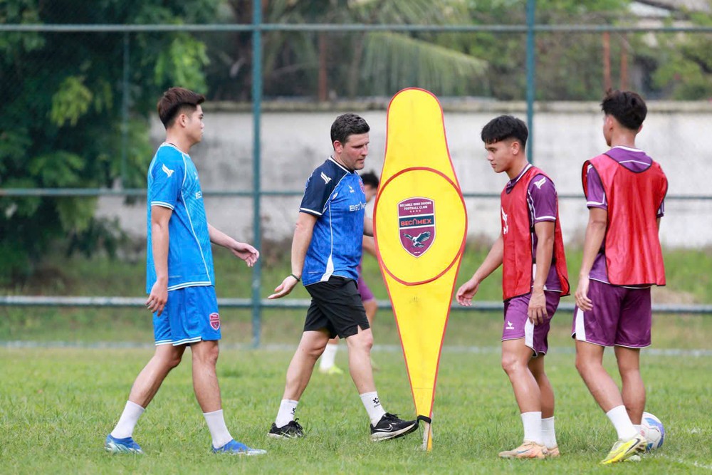 HLV Gerard Albadalejo chọn hai trợ lý ngoại, CLB Becamex TP.HCM trao toàn quyền - Ảnh 1.