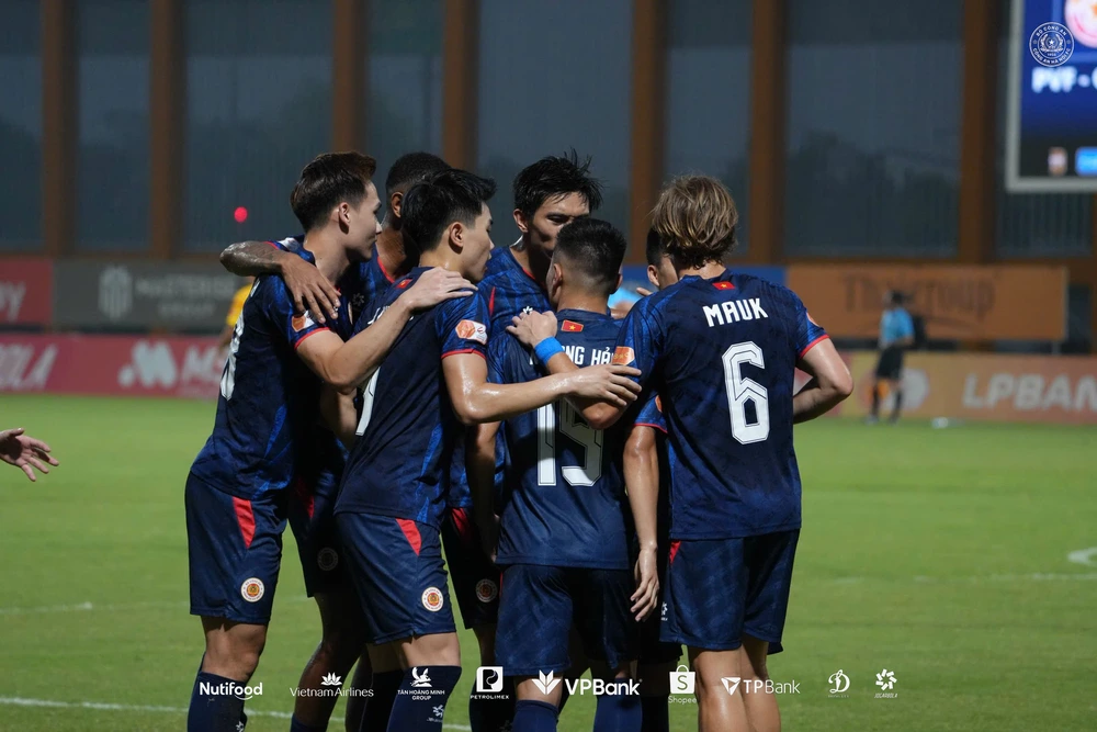 CAHN ăn mừng bàn thắng vào lưới PVF CAND ở vòng 18 V-League