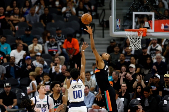 A 2.24-meter basketball giant shielding the sky with one hand, receiving a prestigious honor in the NBA.