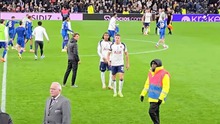 The moment Tottenham’s coach was ignored by two players after the Chelsea defeat went viral