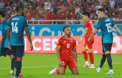 Stuck against Singapore, Xuan Son receives the lowest score of the Vietnam national team.