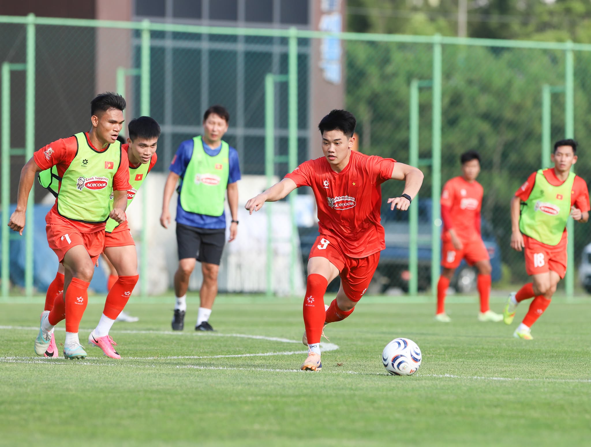Tin nóng bóng đá Việt hôm nay 4/7: Đội tuyển Việt Nam lắp ghép đội hình; Ninh Bình FC công bố hai tân binh - Ảnh 1.