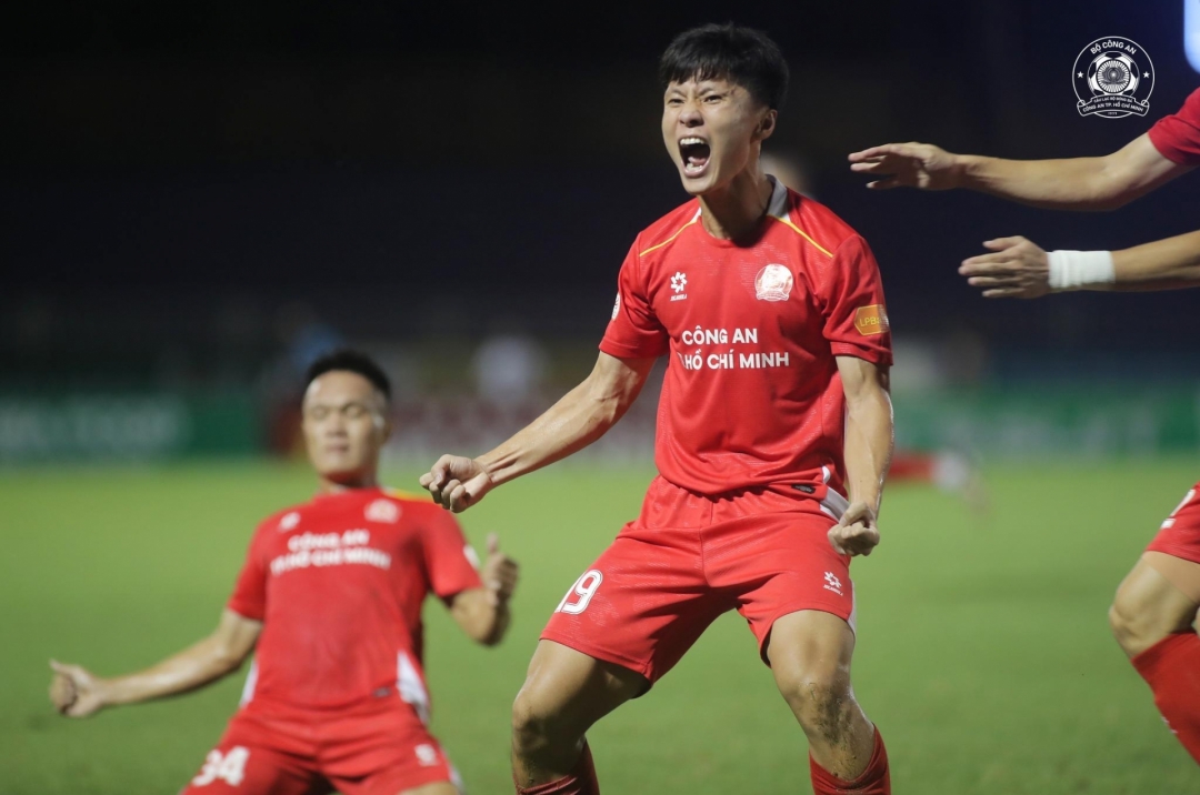 Coach Kim Sang Sik gains another talented midfielder for Vietnam U23 team