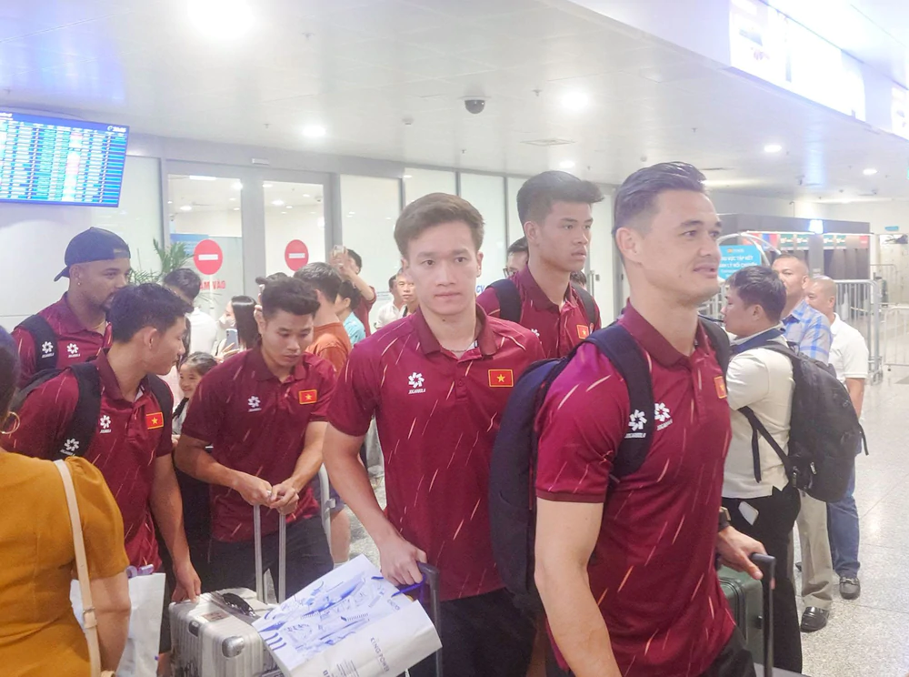 Đội tuyển Việt Nam trở về Hà Nội, hướng đến màn tiếp đón Singapore - Ảnh 1.