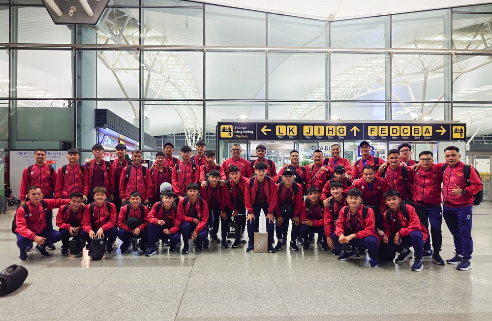U17 Việt Nam lên đường lúc nửa đêm, HLV Roland gây bất ngờ ở danh sách rút gọn - Ảnh 1.