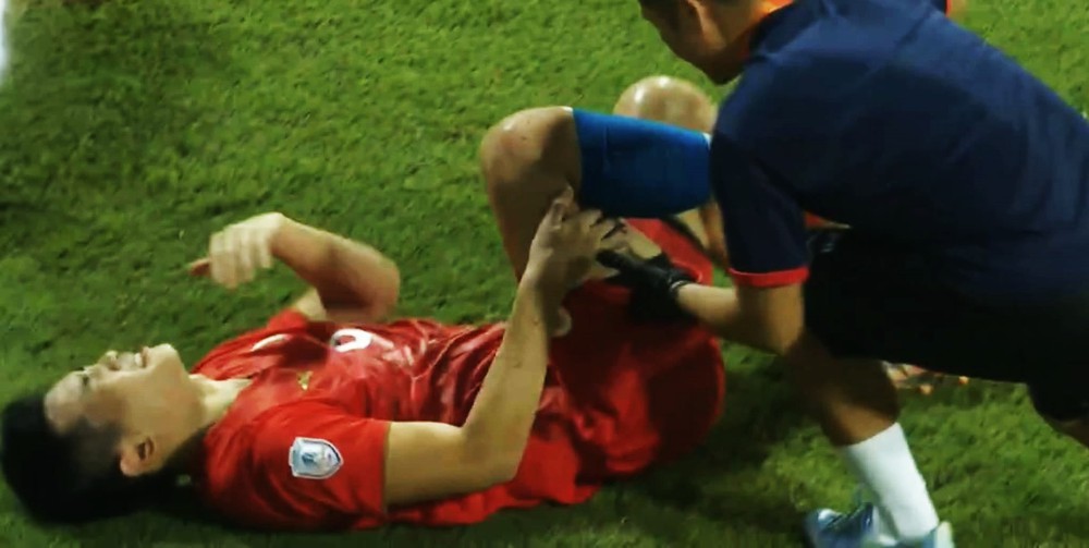 Đình Bắc chấn thương đáng lo ngại trong ngày CAHN thắng tối thiểu ở Shopee Cup 2026/27 - Ảnh 1. Đình Bắc chấn thương đáng lo ngại trong ngày CAHN thắng tối thiểu ở Shopee Cup 2026/27 - Ảnh 1.