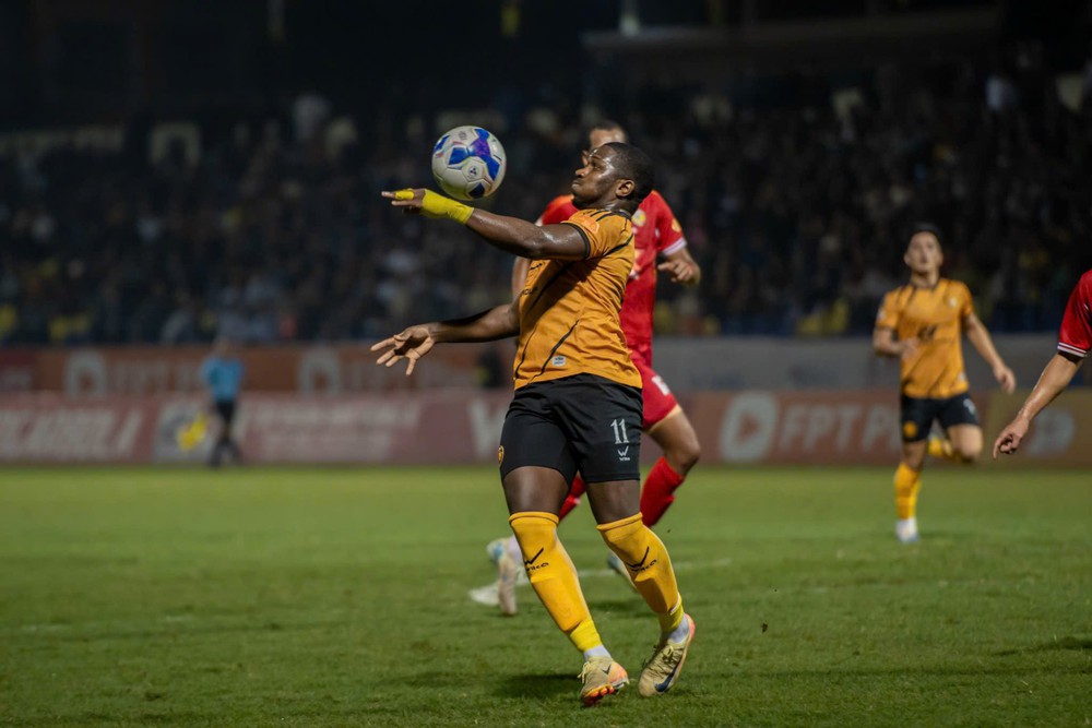 Tin nóng bóng đá Việt hôm nay 7/3: Trọng tài Úc điều hành trận đấu của đội nữ Việt Nam; HLV Thanh Hóa nói trọng tài thiếu công tâm - Ảnh 2.