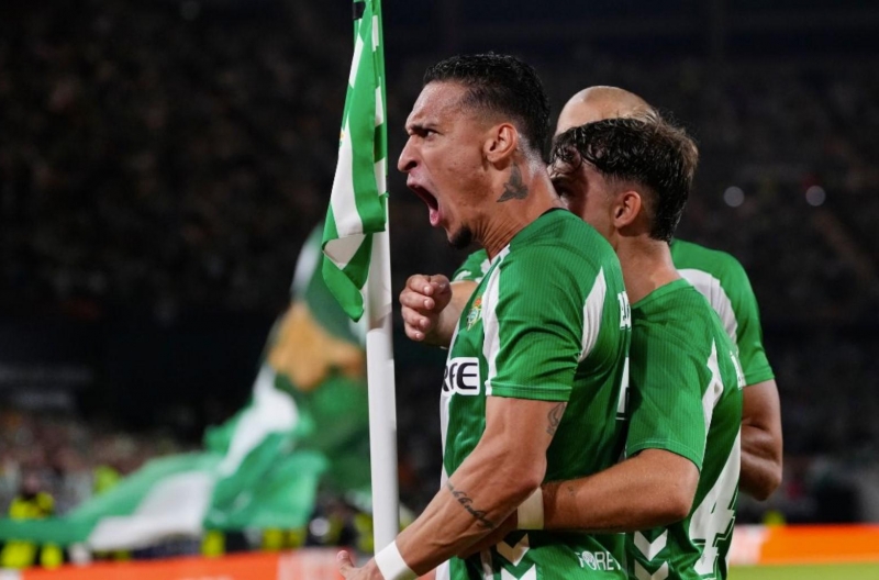 Europa League Round 1: Antony shines brilliantly, Sir Jim &#39;grimaces&#39;