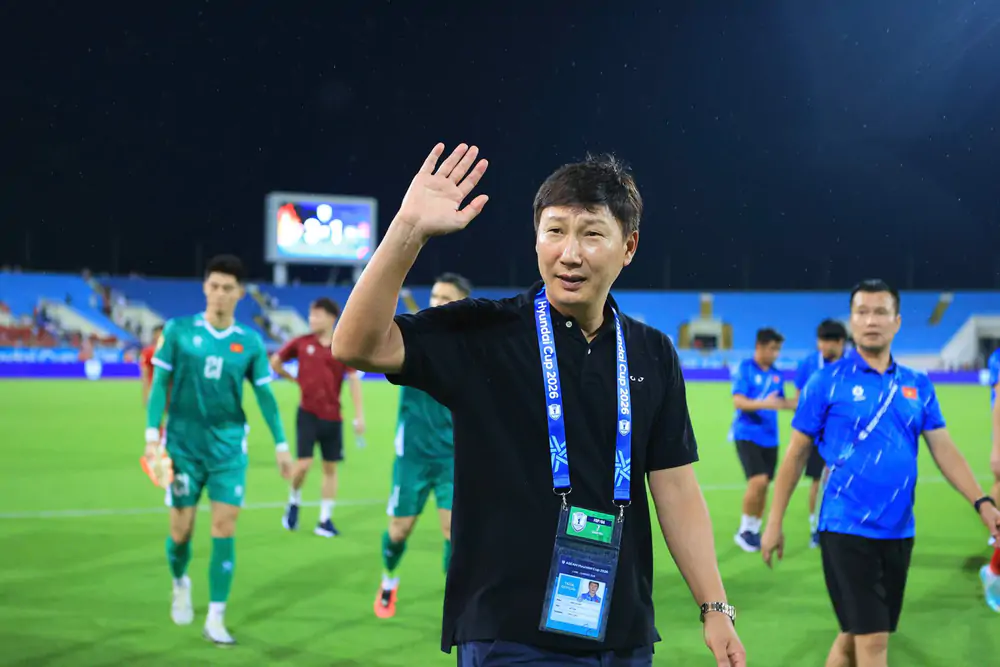 Báo Hàn Quốc: 'HLV Kim Sang Sik viết lại lịch sử bóng đá Việt Nam' - Ảnh 1. Báo Hàn Quốc: 'HLV Kim Sang Sik viết lại lịch sử bóng đá Việt Nam' - Ảnh 1.