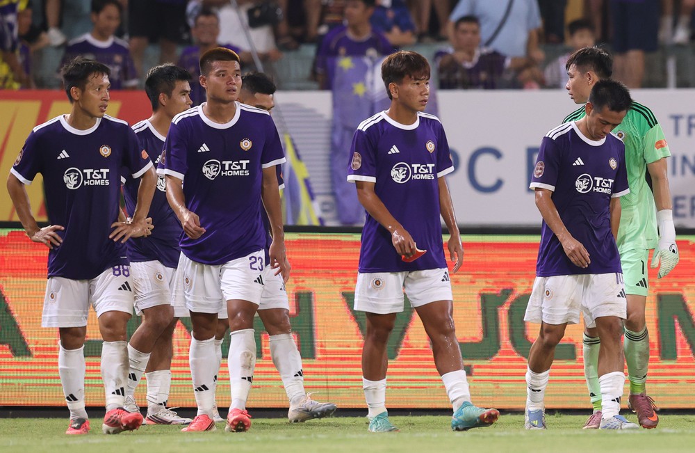 Hà Nội FC rơi tự do, lạc lối trong cuộc đua vô địch - Ảnh 2. Hà Nội FC rơi tự do, lạc lối trong cuộc đua vô địch - Ảnh 2.