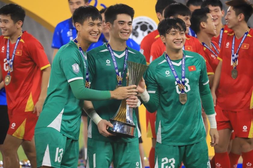 The U23 goalkeeper burst with joy upon officially debuting for the Vietnam national team.