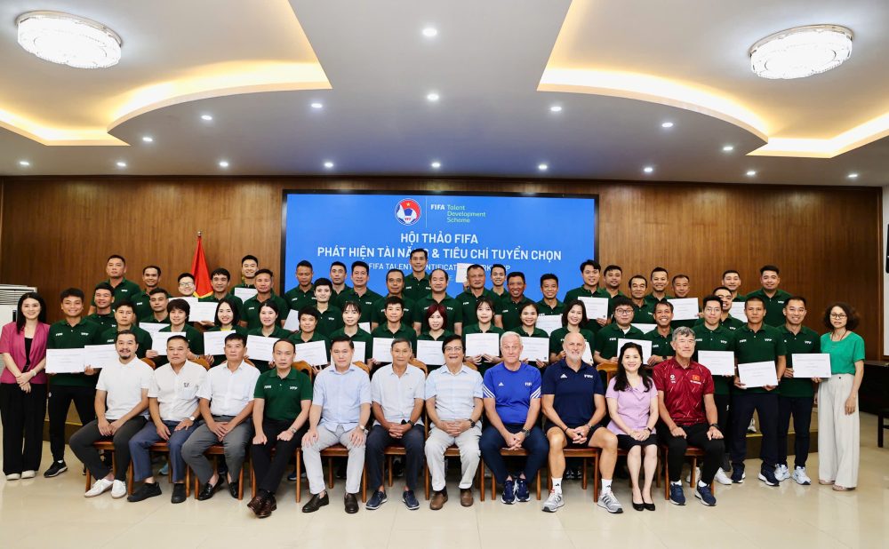 Tin nóng bóng đá Việt hôm nay 4/6: U19 Việt Nam có lực lượng mạnh nhất đấu Myanmar; HLV Mai Đức Chung ủng hộ đồng bào khó khăn - Ảnh 3.