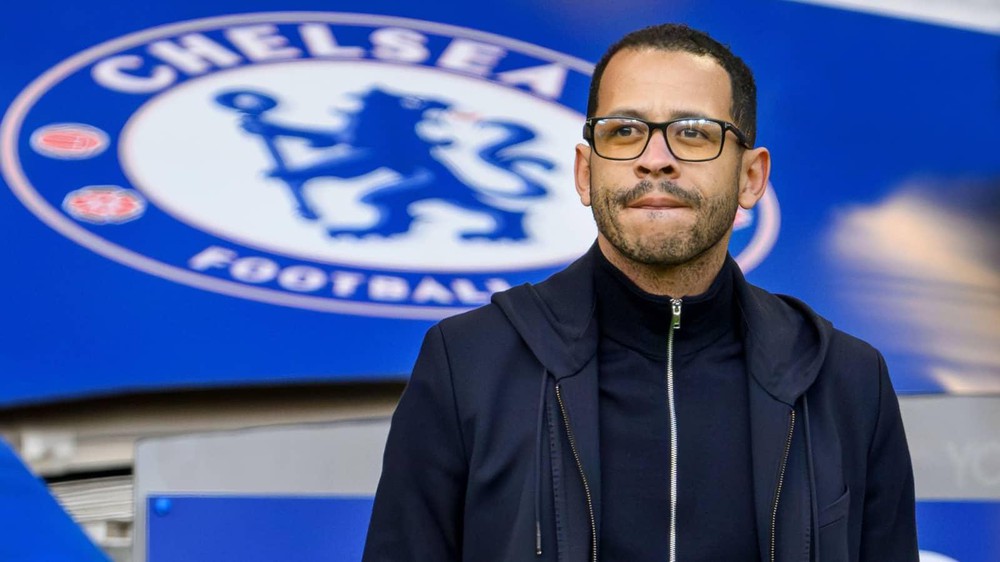 Cà phê đầu tuần: Rosenior dẫn dắt Chelsea như “HLV online” - Ảnh 1.