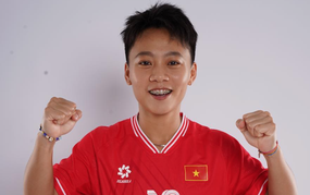 The 1.5-meter-tall player shines, leading the Vietnamese team to the Southeast Asian semifinals.