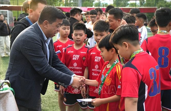Football passion connects Vietnamese and Russian children