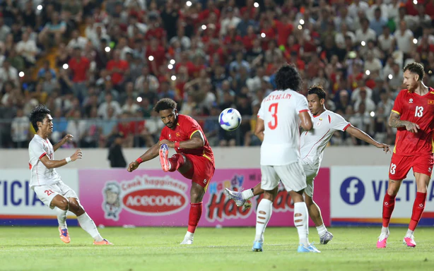 Patrik Lê Giang performed brilliantly, yet the defensive line still worries Coach Kim Sang Sik.