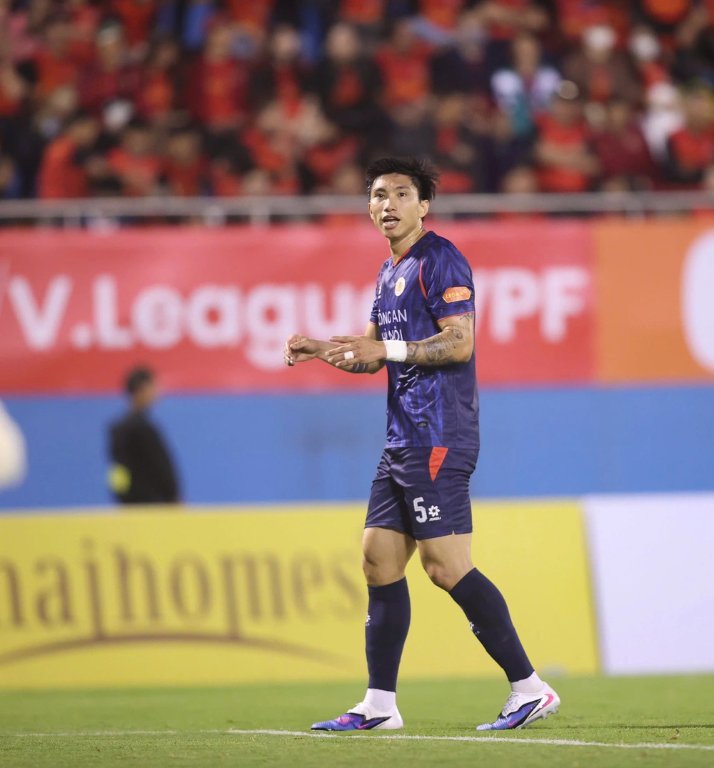 HLV Polking bất ngờ về 'món quà' từ trung vệ Ninh Bình - Ảnh 2.