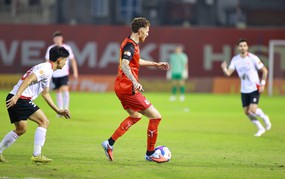 Korean newspaper: Coach Kim Sang Sik summons 5 naturalized players, Vietnamese supporters split into two camps.