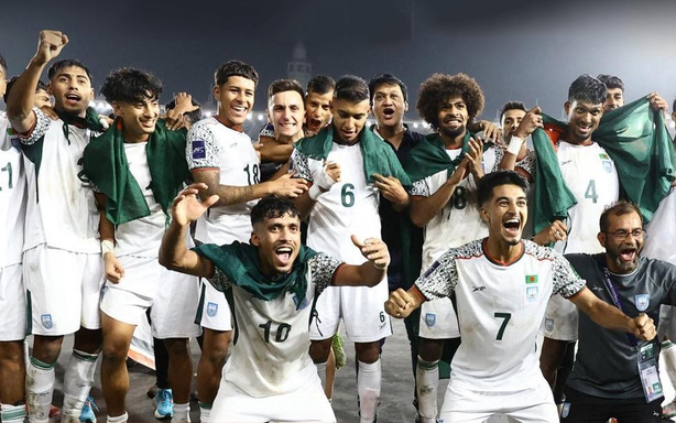 Premier League players compete against the Vietnamese national team