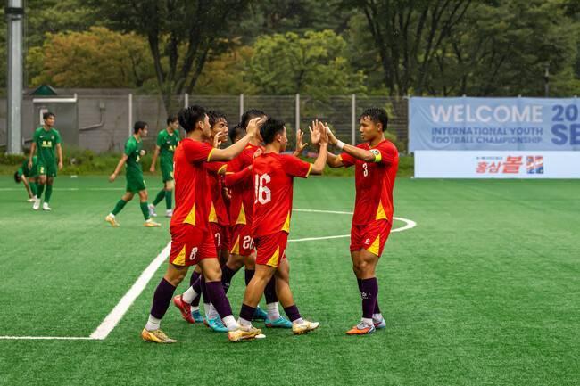 Vietnam National Team wins decisively 4-0, leaving the tournament in South Korea with heads held high
