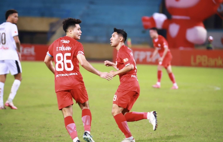What does Đinh Xuân Tiến say after scoring consecutive goals for Thể Công Viettel?