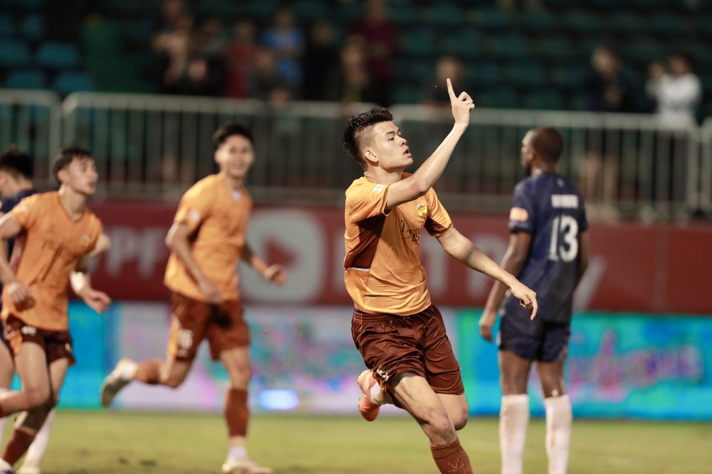 Trung vệ 19 tuổi của HAGL nhận thưởng lớn từ HLV Kim Sang Sik - Ảnh 3. Trung vệ 19 tuổi của HAGL nhận thưởng lớn từ HLV Kim Sang Sik - Ảnh 3.