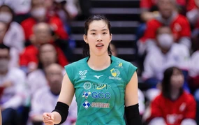 Making a crucial decision, Tran Thi Thanh Thuy helps the Japanese volleyball team win their 20th match.