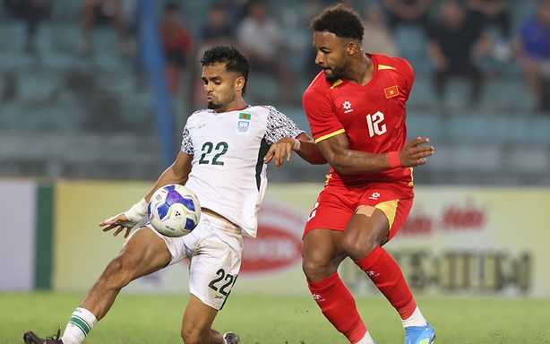 The Vietnamese national team faces challenges during the training camp phase.