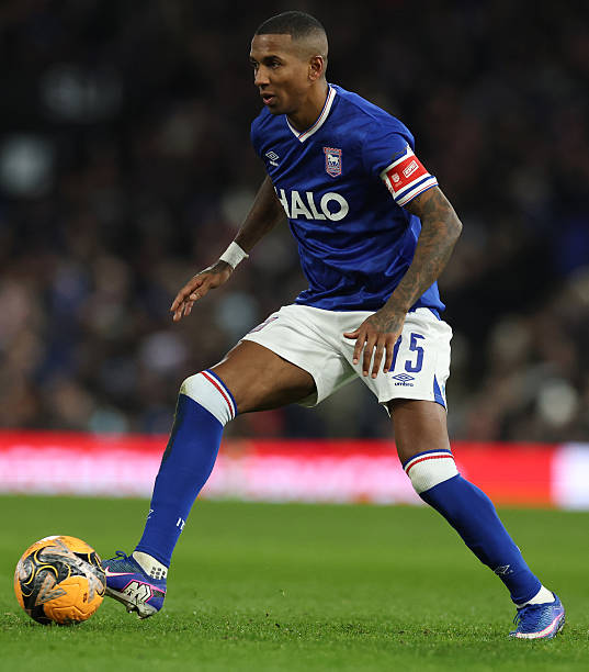 Ashley Young đang chơi cho Ipswich Town tại giải hạng Nhất Anh