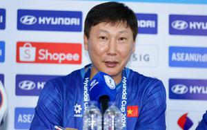 Admitting that the midfield pairing of Hoàng Đức and Quang Hải is a problem, how will coach Kim Sang Sik correct it?