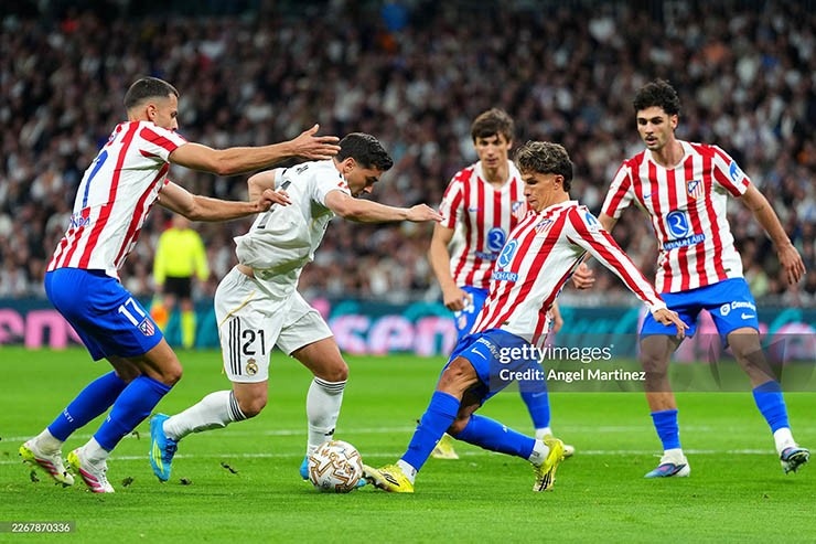 Chơi thiếu người, Real Madrid vẫn thắng kịch tính trận derby Madrid - Ảnh 2.