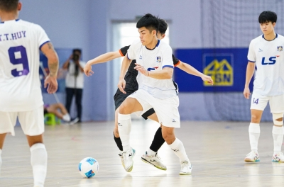 Despite a crushing 0-22 defeat, the Vietnamese football team still asked for signatures from their opponents.